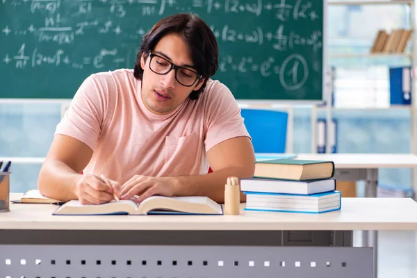 Jeune étudiant masculin en classe — Photo