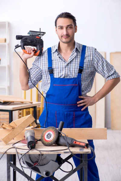 Joven carpintero masculino trabajando en interiores — Foto de Stock