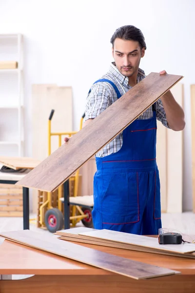 Genç erkek marangoz içeride çalışıyor. — Stok fotoğraf