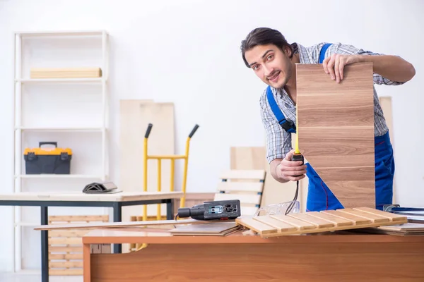 Jonge mannelijke timmerman die binnen werkt — Stockfoto