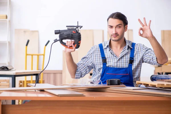 Jonge mannelijke timmerman die binnen werkt — Stockfoto