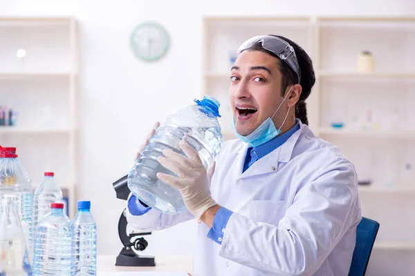 Młody chemik eksperymentujący w laboratorium — Zdjęcie stockowe