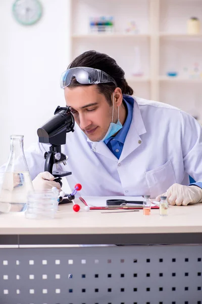 Jonge mannelijke chemicus experimenteert in het lab — Stockfoto