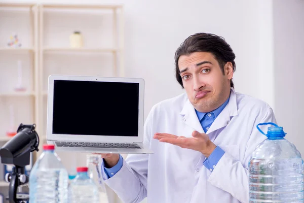 Young male chemist experimenting in lab — Stock Photo, Image