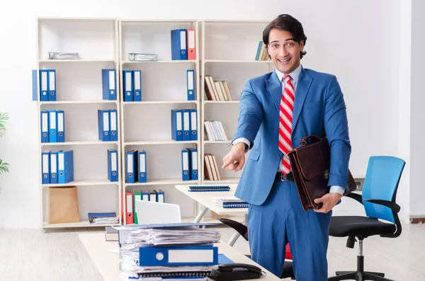 Jovem feliz masculino empregado no escritório — Fotografia de Stock