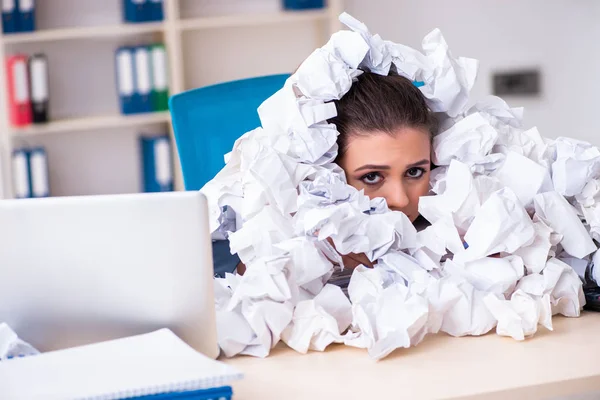 Geschäftsfrau lehnt neue Ideen mit vielen Papieren ab — Stockfoto