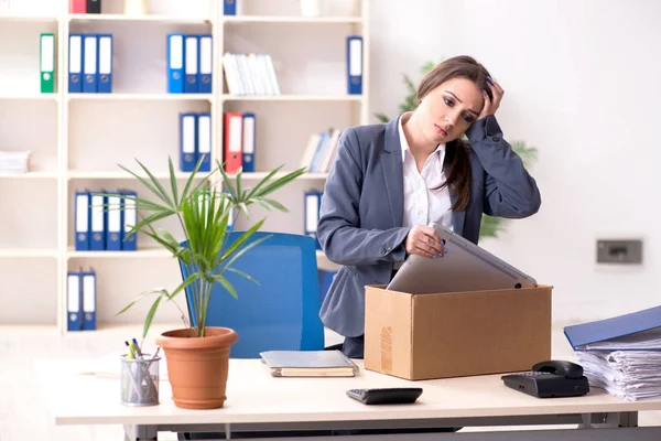 Conceito de despedimento e demissão com mulher empregada — Fotografia de Stock