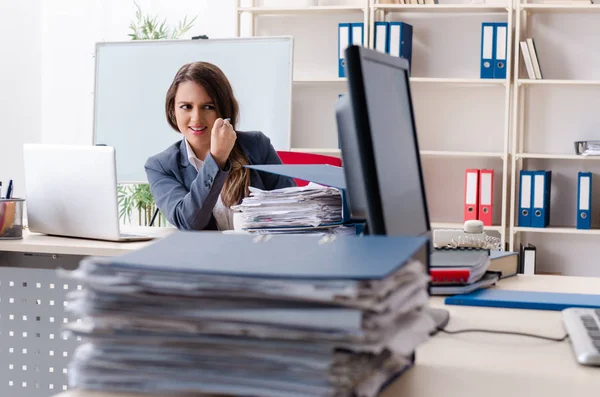 Schöne weibliche Angestellte unzufrieden mit exzessiver Arbeit — Stockfoto