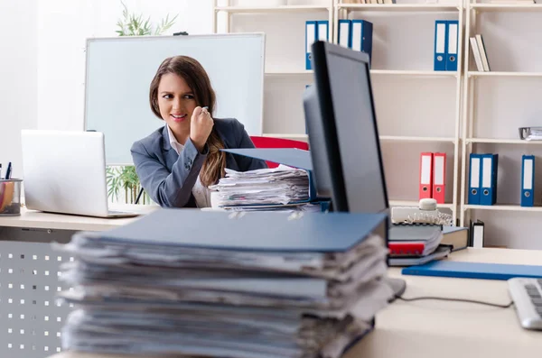 Bela funcionária infeliz com excesso de trabalho — Fotografia de Stock