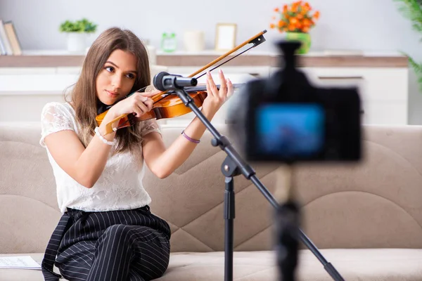 Female beautiful blogger playing violin — Stock Photo, Image