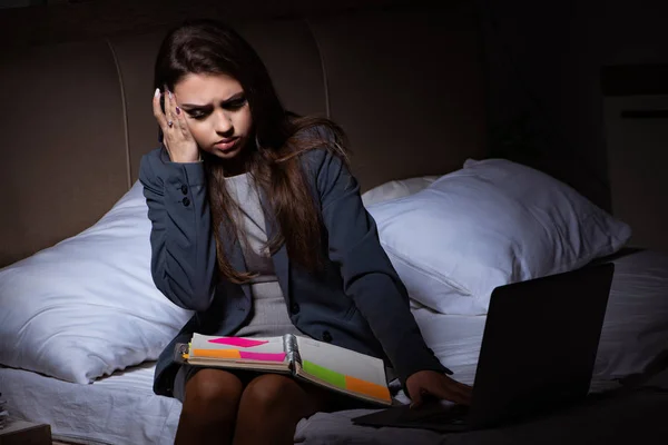 Unavená podnikatelka pracující přesčas doma v noci — Stock fotografie