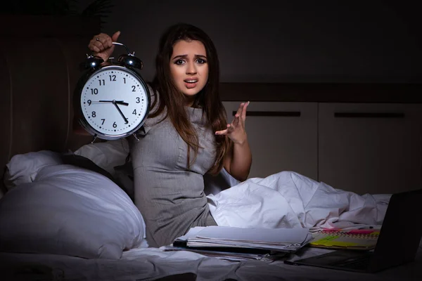 Втомлена бізнес-леді працює понаднормово вдома вночі — стокове фото