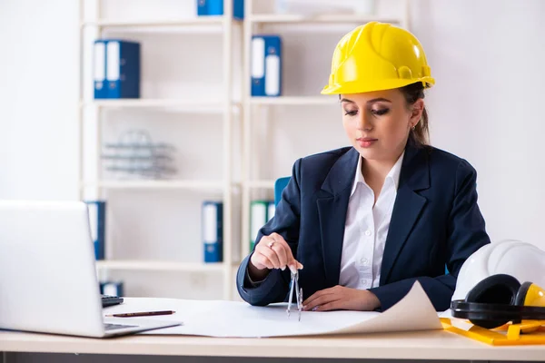 Jeune femme architecte travaillant dans le bureau — Photo