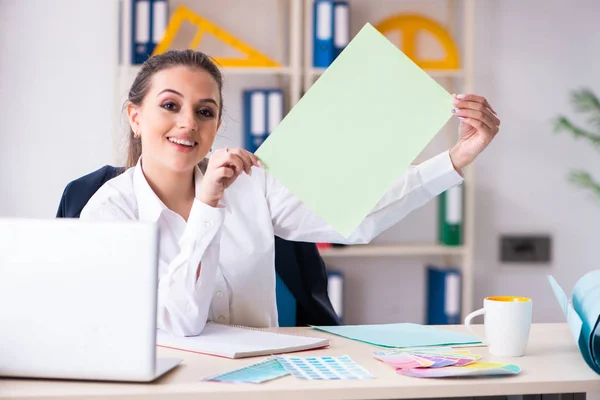 Mujer hermosa diseñadora trabajando en la oficina — Foto de Stock