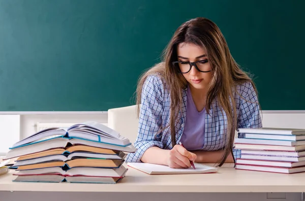 Estudante feminina na frente do quadro — Fotografia de Stock