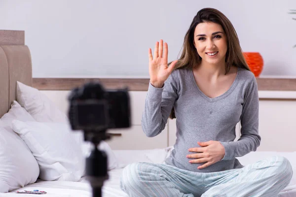 Mujer embarazada grabando video para su blog — Foto de Stock
