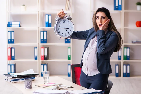 Young pregnant woman working in the office — Stock Photo, Image