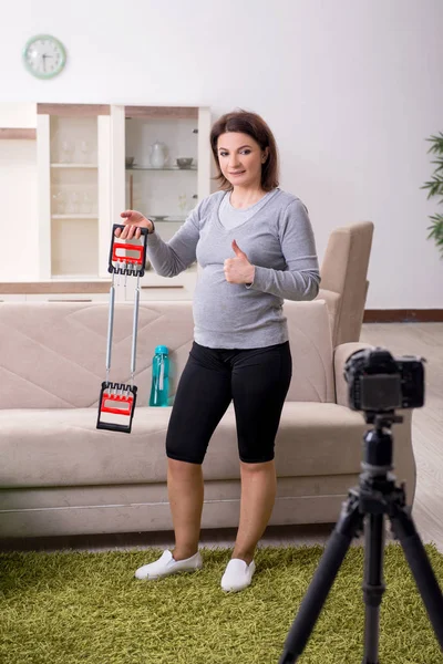 Těhotná žena blogger dělá fyzická cvičení — Stock fotografie