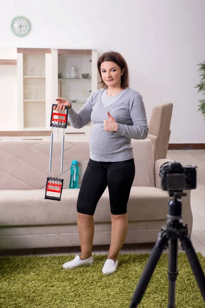 Mulher grávida blogueira fazendo exercícios físicos — Fotografia de Stock