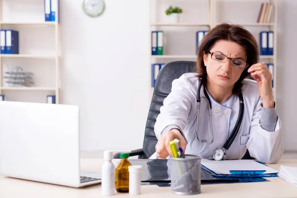 Médica idosa trabalhando na clínica — Fotografia de Stock