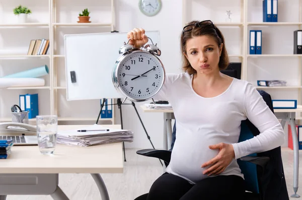 Vecchia donna incinta che lavora in ufficio — Foto Stock