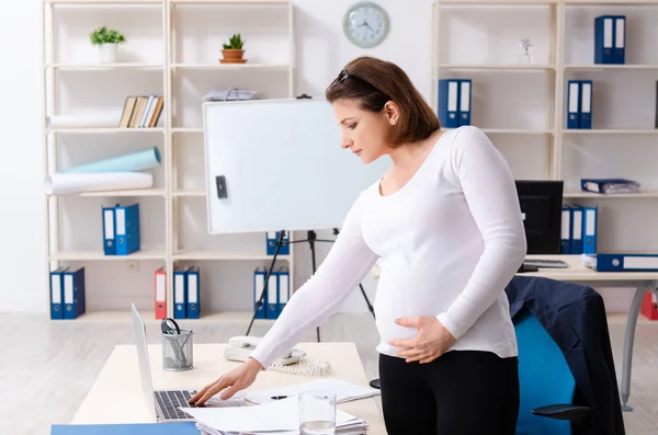Vecchia donna incinta che lavora in ufficio — Foto Stock