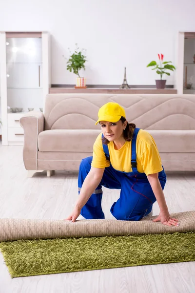 Oude vrouwelijke aannemer doet huishoudelijk werk — Stockfoto