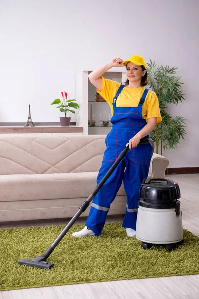 Stará žena dodavatel dělá domácí práce — Stock fotografie