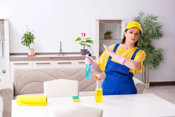 Vecchio appaltatore donna che fa lavori domestici — Foto Stock