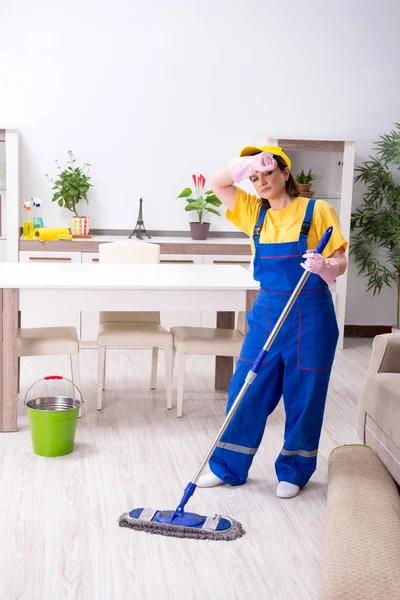 Vecchio appaltatore donna che fa lavori domestici — Foto Stock