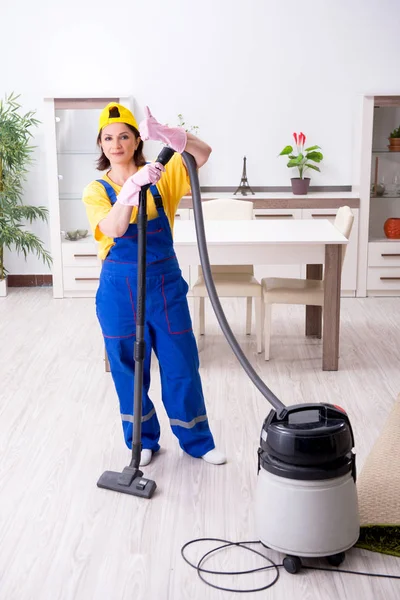 Old female contractor doing housework — Stock Photo, Image