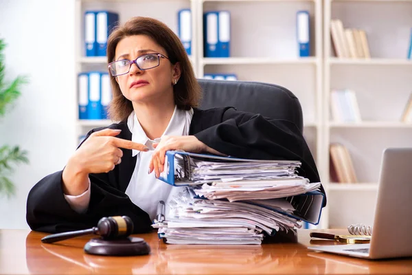 Middelbare leeftijd vrouwelijke arts werkzaam in het gerechtsgebouw — Stockfoto