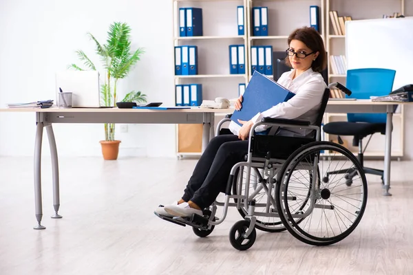 Empleada en silla de ruedas en la oficina — Foto de Stock