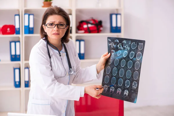 Leeftijd vrouwelijke arts radioloog in de kliniek — Stockfoto