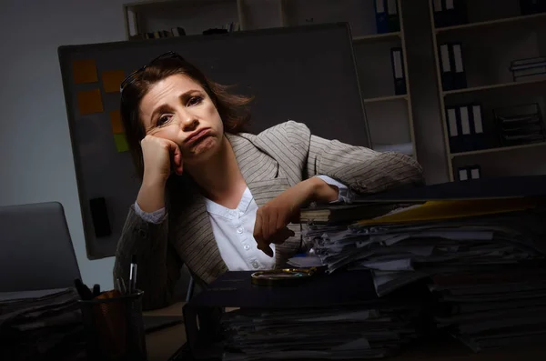 Empregada feminina que sofre de excesso de trabalho — Fotografia de Stock