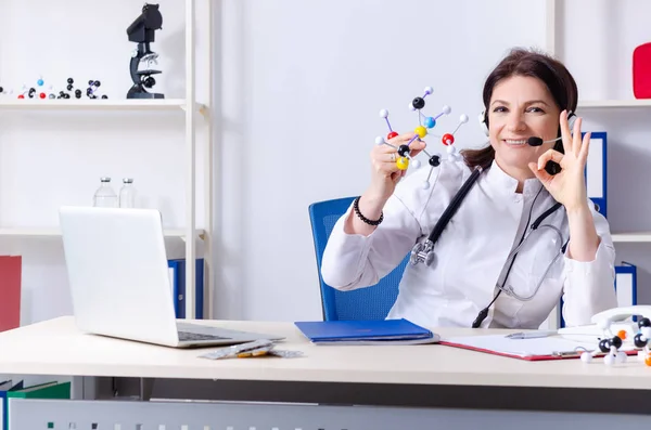 Ärztin mittleren Alters im telemedizinischen Konzept — Stockfoto