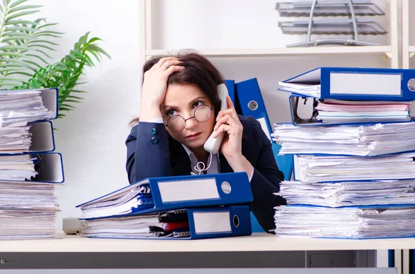 Geschäftsfrau mittleren Alters unzufrieden mit exzessiver Arbeit — Stockfoto