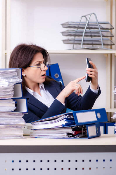 Бизнесвумен средних лет, недовольная чрезмерной работой