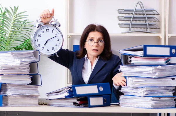 Donna d'affari di mezza età infelice con un lavoro eccessivo — Foto Stock