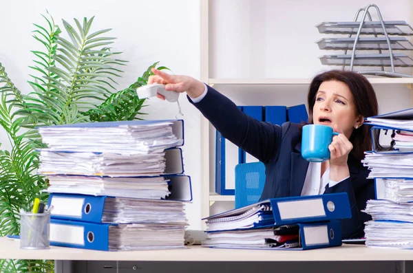 Geschäftsfrau mittleren Alters unzufrieden mit exzessiver Arbeit — Stockfoto