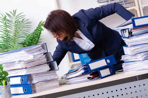 Bizneswoman w średnim wieku niezadowolona z nadmiernej pracy — Zdjęcie stockowe
