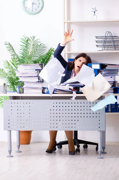 Geschäftsfrau mittleren Alters unzufrieden mit exzessiver Arbeit — Stockfoto