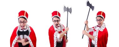 Kralcılık oynayan iş adamı beyazda izole edilmiş.