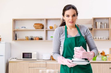 Ev işi yapan genç bir kadın müteahhit.