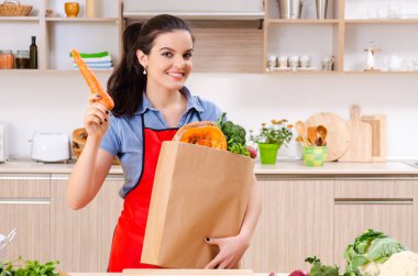 Mutfakta sebzeli genç bir kadın.