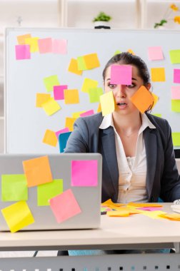 Çelişkili öncelik kavramında genç bayan çalışan