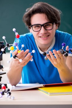 Sınıftaki genç erkek öğrenci.