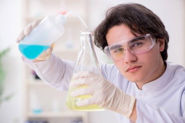 Laboratuvarda çalışan genç bir biyokimyacı.