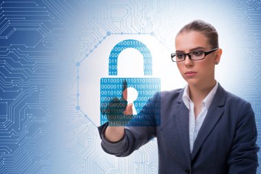 Dijital güvenlik kavramındaki adam düğmeye basıyor