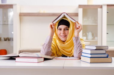 Sınavlara hazırlanan tesettürlü kız öğrenci